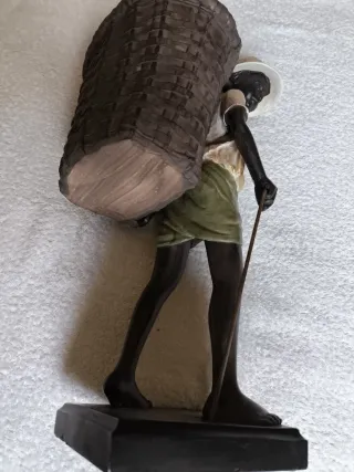 FIGURA PORTEADOR AFRICANO CON CESTO DECORACIÓN