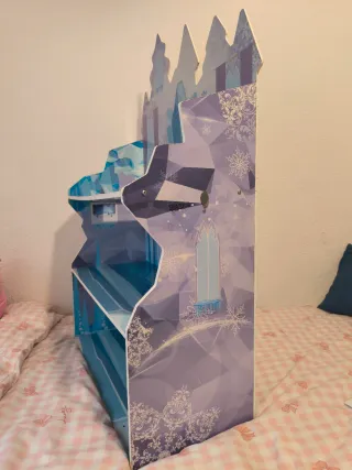 Casa de muñecas / Estantería temática hielo