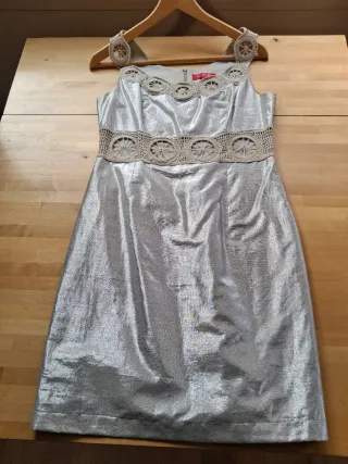 Vestido plateado con detalles crochet