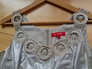 Vestido plateado con detalles crochet