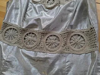 Vestido plateado con detalles crochet