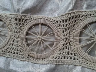 Vestido plateado con detalles crochet