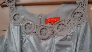 Vestido plateado con detalles crochet