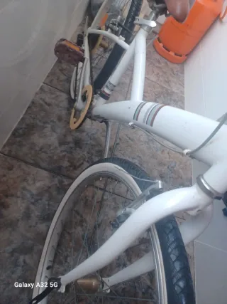 Bicicleta blanca con detalles marrones