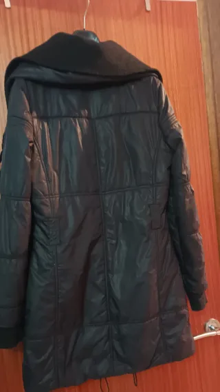 Abrigo negro mujer tiene cinturón q.ahora.no lleva