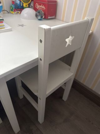 Mesa y silla infantil blanca