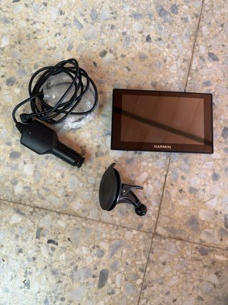 GPS Garmin con cargador y soporte