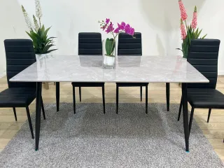 Mesa Marmoleada con 4 Sillas Negras