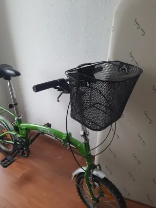 Bicicleta plegable verde con cesta