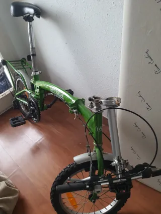 Bicicleta plegable verde con cesta
