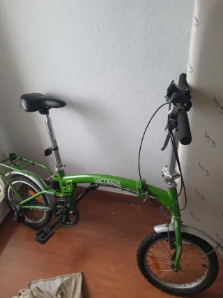 Bicicleta plegable verde con cesta