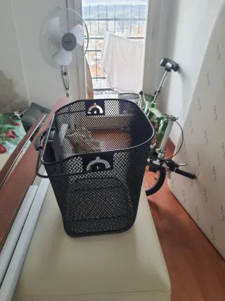 Bicicleta plegable verde con cesta