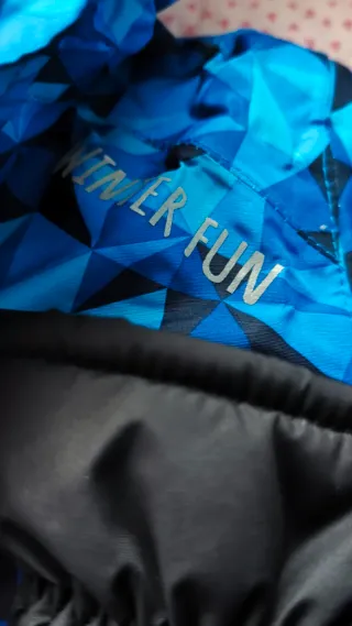 Conjunto ropa nieve Niño Azul y negro.