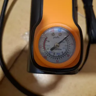 compresor o Bomba de aire SUITU naranja y negra