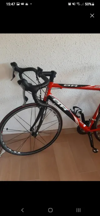 Bicicleta de carretera BH Roja