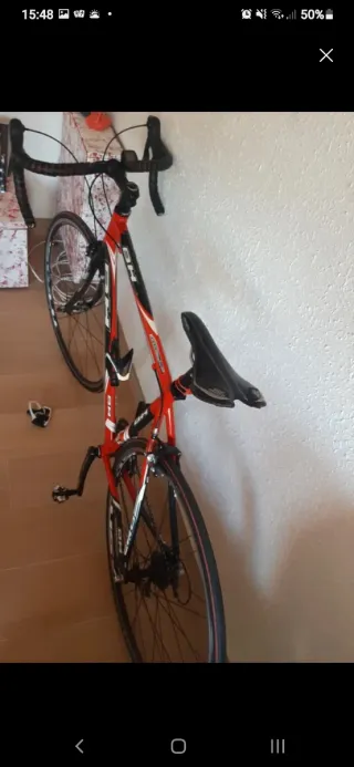 Bicicleta de carretera BH Roja
