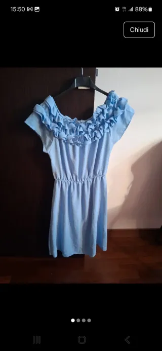 Vestito azzurro con volant