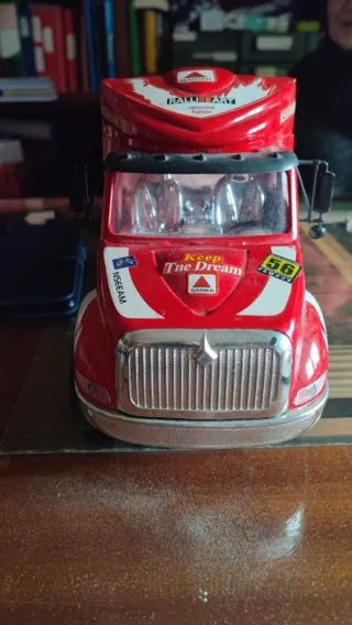 Camion rosso giocattolo