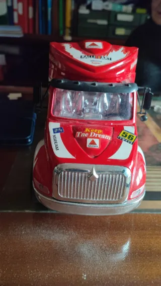 Camion rosso giocattolo