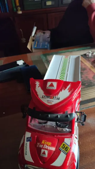 Camion rosso giocattolo