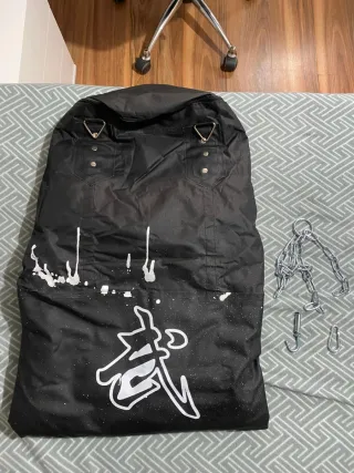 Saco de boxeo negro con cadena