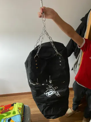 Saco de boxeo negro con cadena