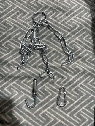 Saco de boxeo negro con cadena