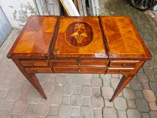 Toilette antico in legno intarsiato