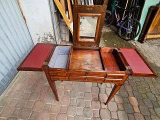 Toilette antico in legno intarsiato