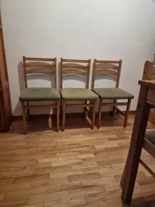 3 Sillas de Madera Pistacho.