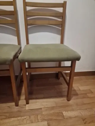 3 Sillas de Madera Pistacho.
