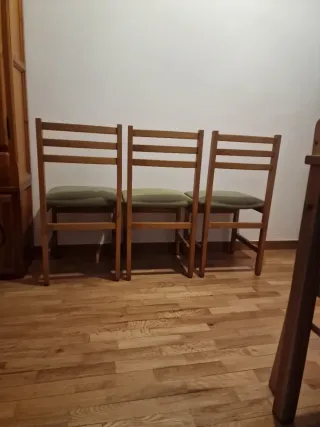 3 Sillas de Madera Pistacho.