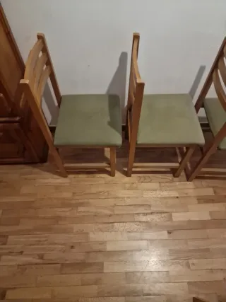 3 Sillas de Madera Pistacho.