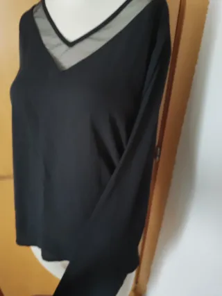 Blusa negra con escote en V de tul