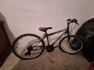Bicicleta de montaña negra