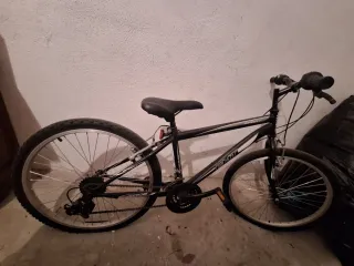 Bicicleta de montaña negra