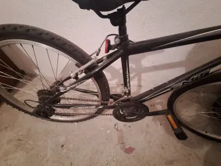 Bicicleta de montaña negra