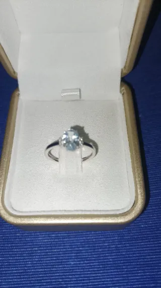 Anillo compromiso oro blanco con piedra azul marin