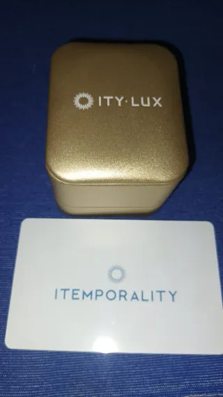 Anillo compromiso oro blanco con piedra azul marin