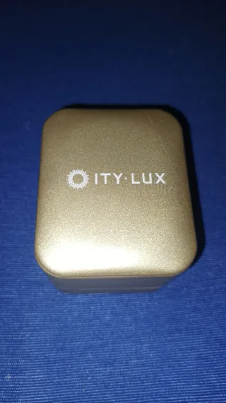 Anillo compromiso oro blanco con piedra azul marin