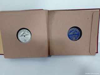 dos álbumes con 25 discos pizarra de Rafael Medina