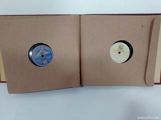 dos álbumes con 25 discos pizarra de Rafael Medina