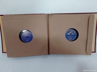 dos álbumes con 25 discos pizarra de Rafael Medina