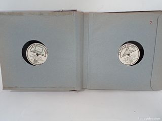 dos álbumes con 25 discos pizarra de Rafael Medina