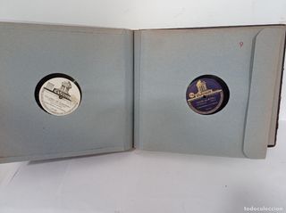 dos álbumes con 25 discos pizarra de Rafael Medina