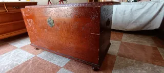 Baúl de madera tallada