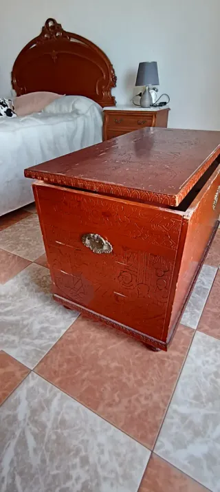Baúl de madera tallada