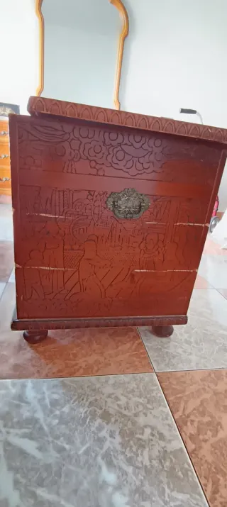 Baúl de madera tallada