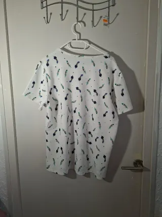 Camisa blanca con estampado de plumas