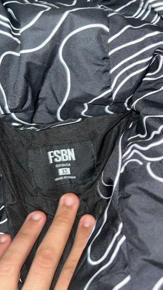 Abrigo negro con estampado blanco